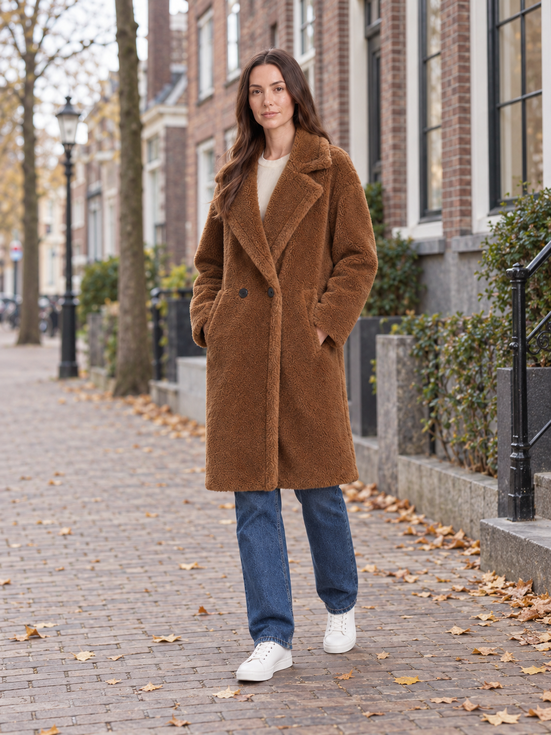 Manteau teddy long marron porté