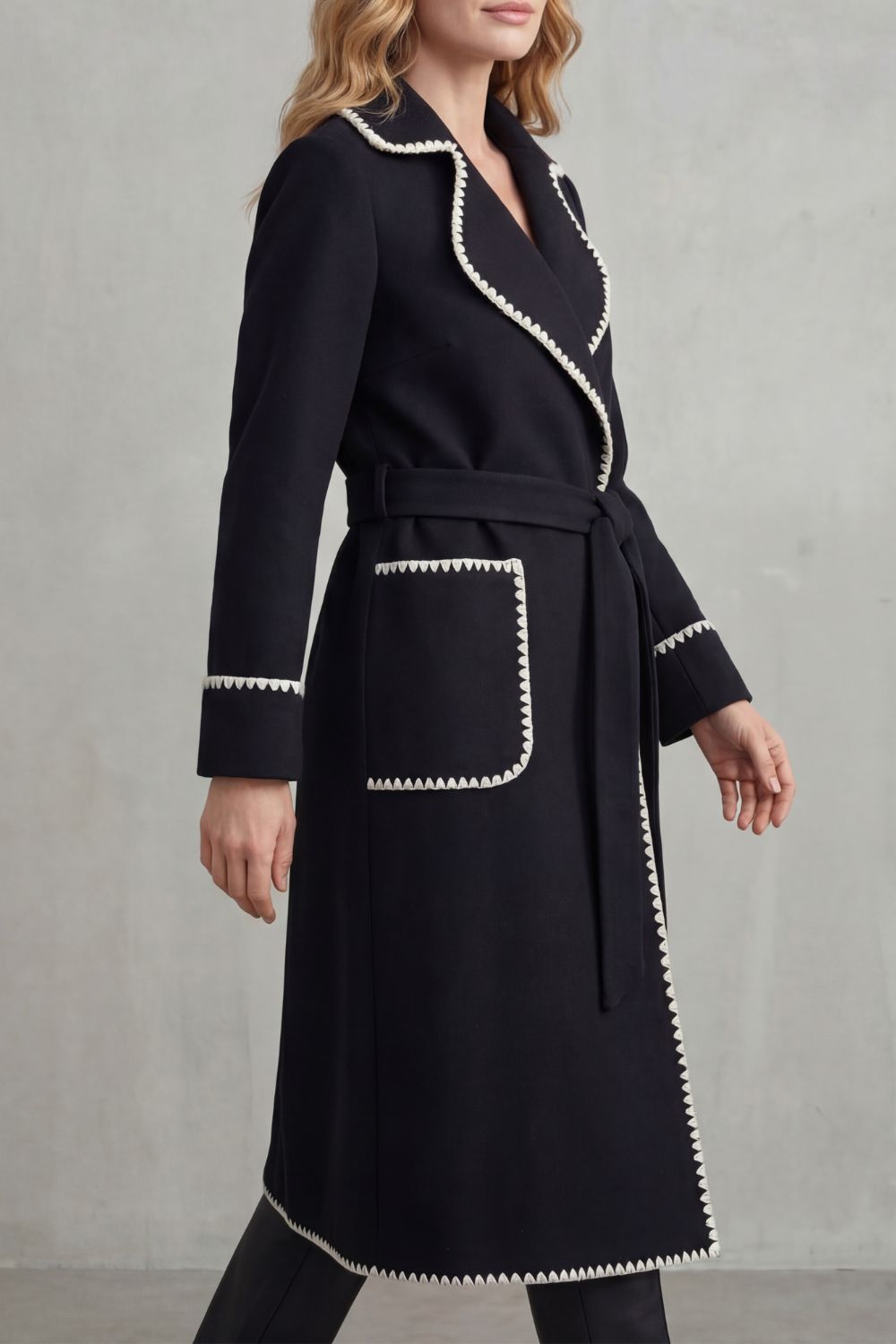 Manteau Long Croisé Ceinturé à Passepoil Contrasté – Noir