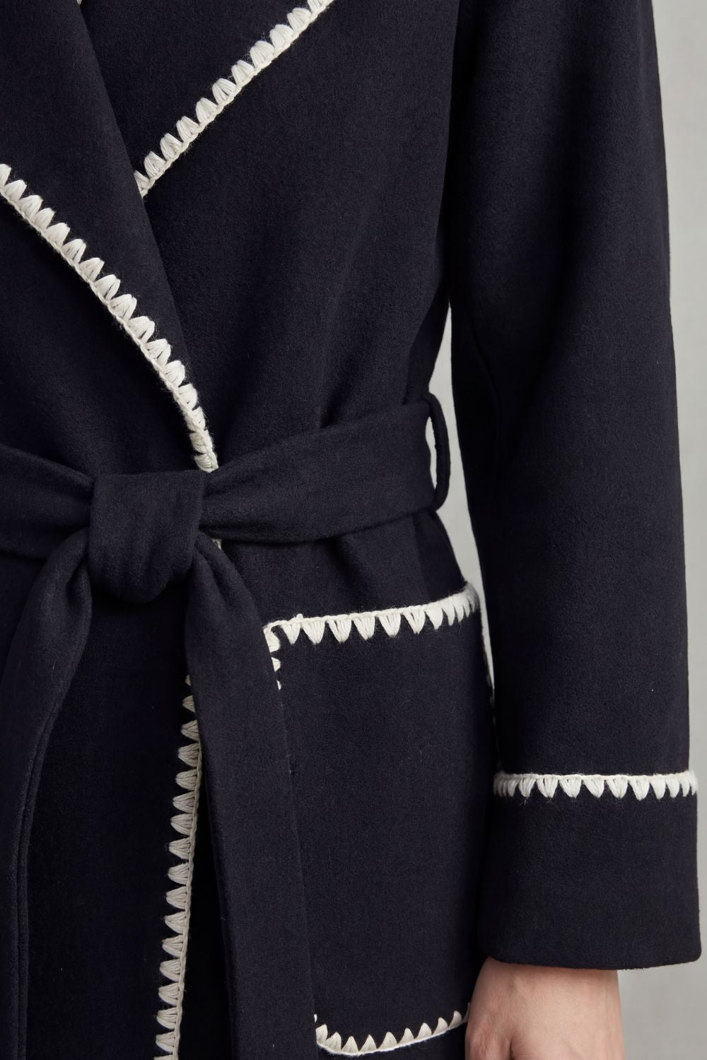 Manteau Long Croisé Ceinturé à Passepoil Contrasté – vue 5