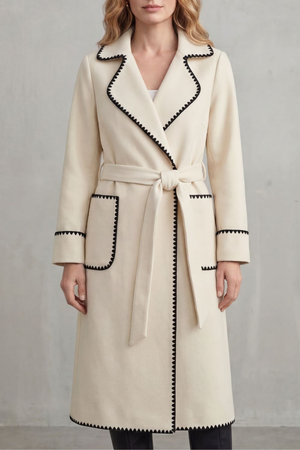 Manteau Long Croisé Ceinturé à Passepoil Contrasté – Crème