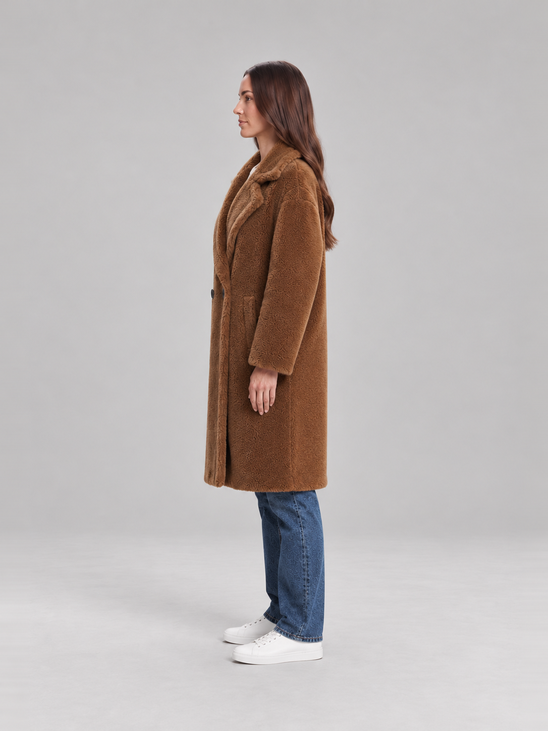 Manteau teddy femme marron, vue de profil
