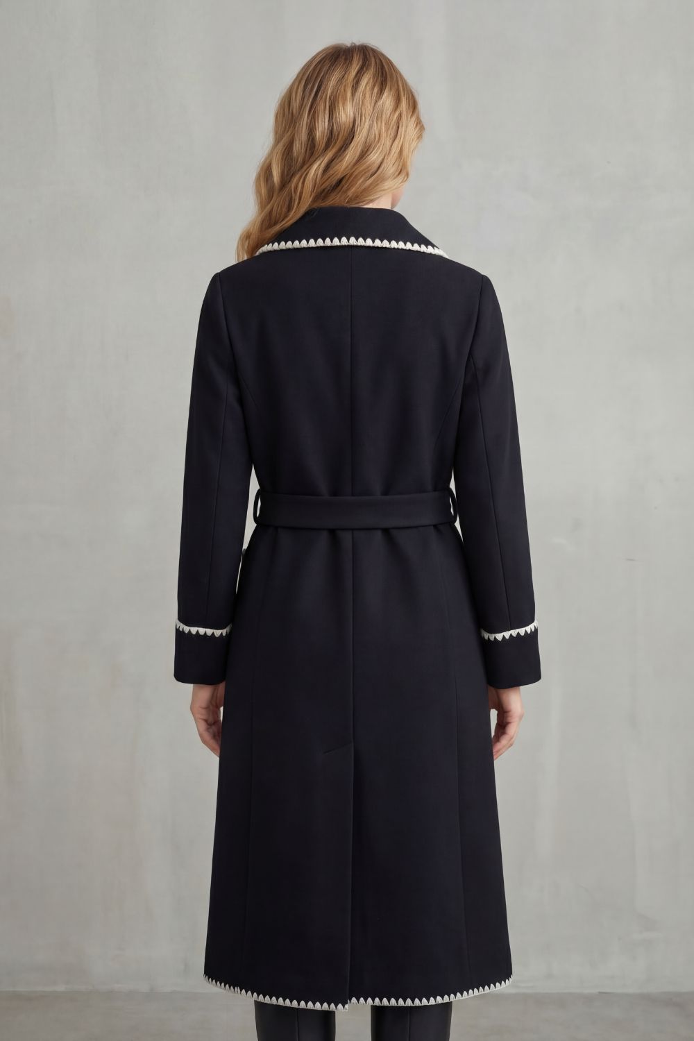 Manteau Long Croisé Ceinturé à Passepoil Contrasté – Noir