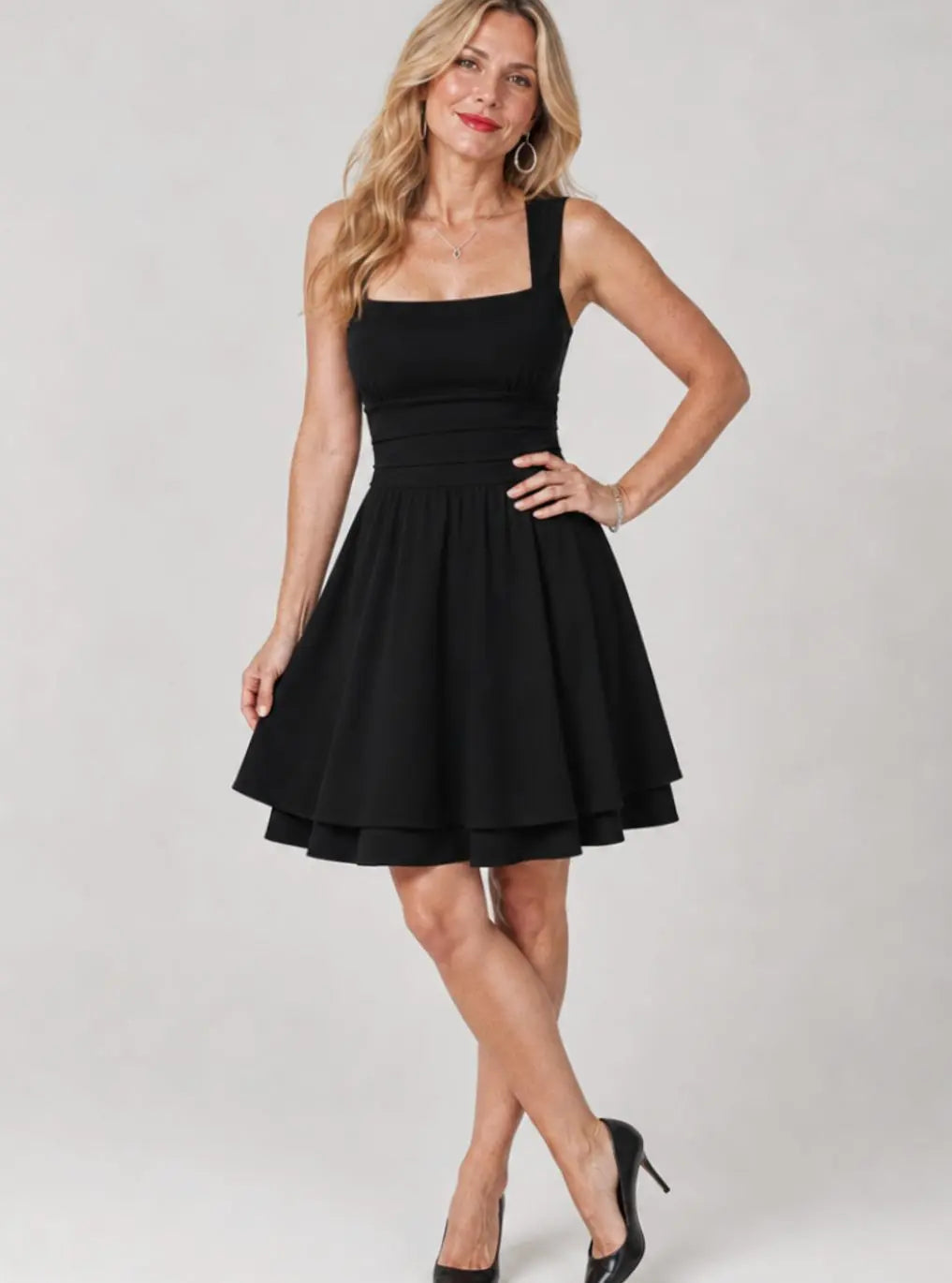Robe Courte de Cocktail Encolure Carrée Taille Froncée – Noir